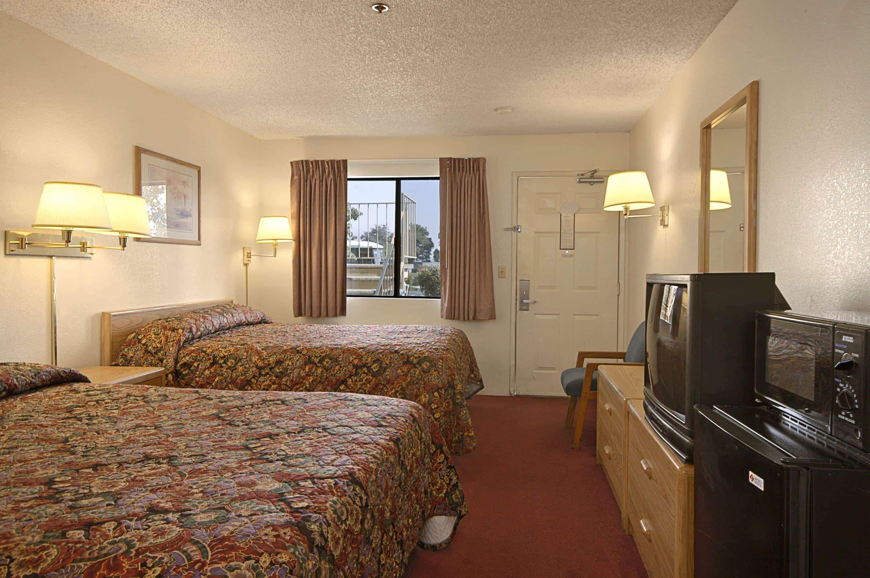 Days Inn By Wyndham Fresno South Room photo