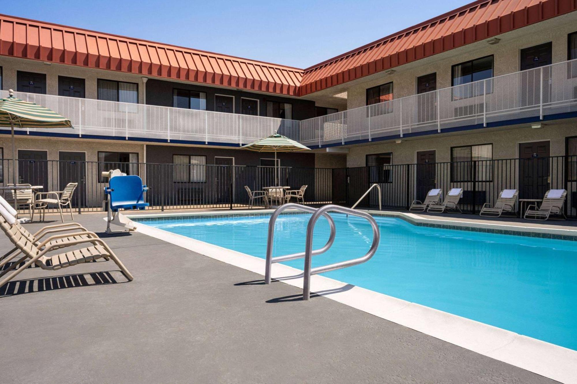 Days Inn By Wyndham Fresno South Exterior photo